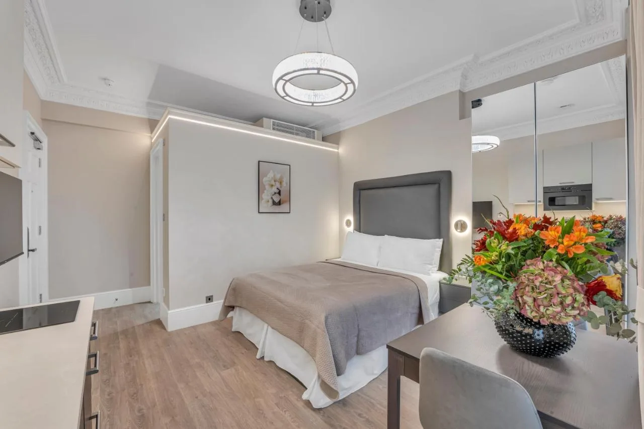 Studio suite with bed and table with flowers in Bloomsbury, London